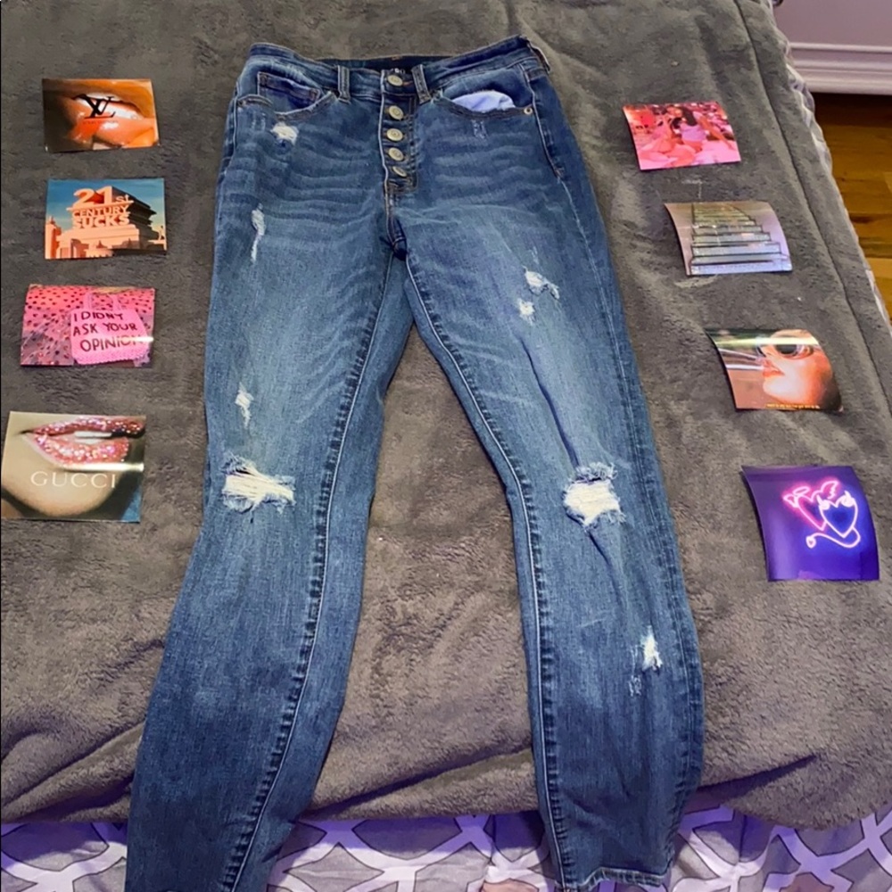 Super high rise ripped jeans:)